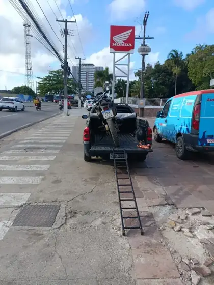 Picape Montana com rampa para guincho de motos em Maceió